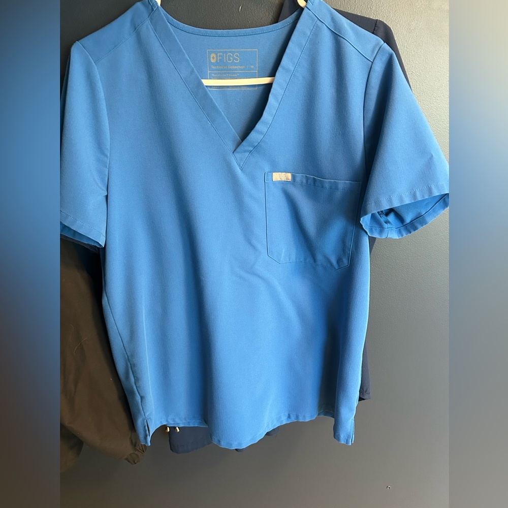 Medium women’s light blue figs scrub top